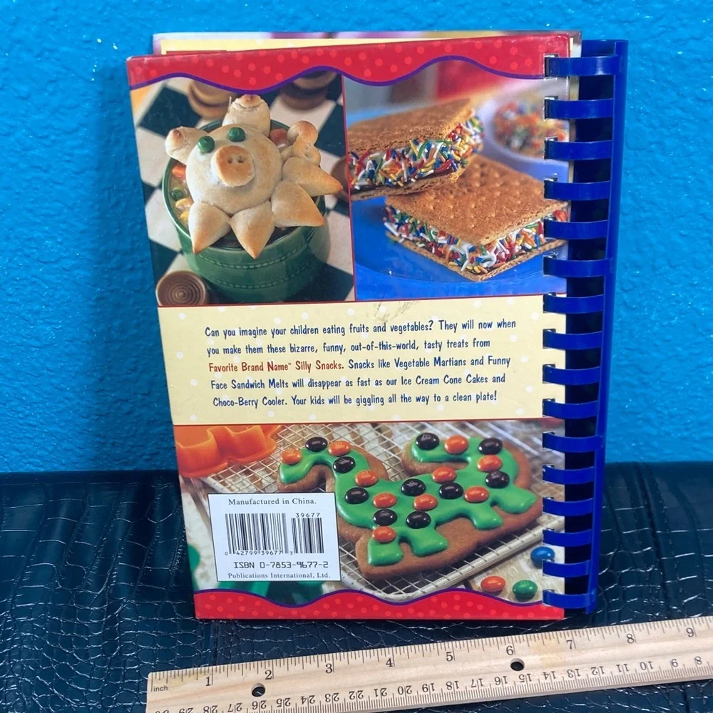 BOOK SPECIAL: Favorite‎ Brand Name Silly Snacks Book (2004)